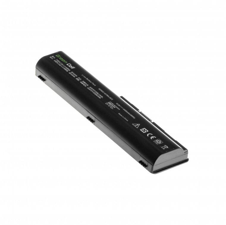 Un accumulateur noir et rectangulaire pour ordinateur portable, avec des symboles et une inscription. L'accumulateur présente une surface lisse et brillante.