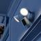 Une caméra de surveillance avec éclairage intégré est installée sur un mur de maison et illumine la zone.