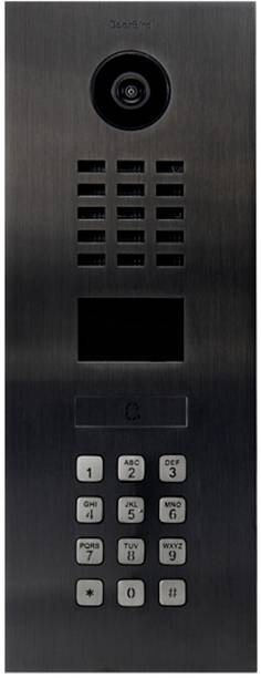 Interphone noir avec caméra, haut-parleur et pavé numérique. La caméra est située en haut, au-dessous se trouvent la grille de haut-parleur et le clavier.
