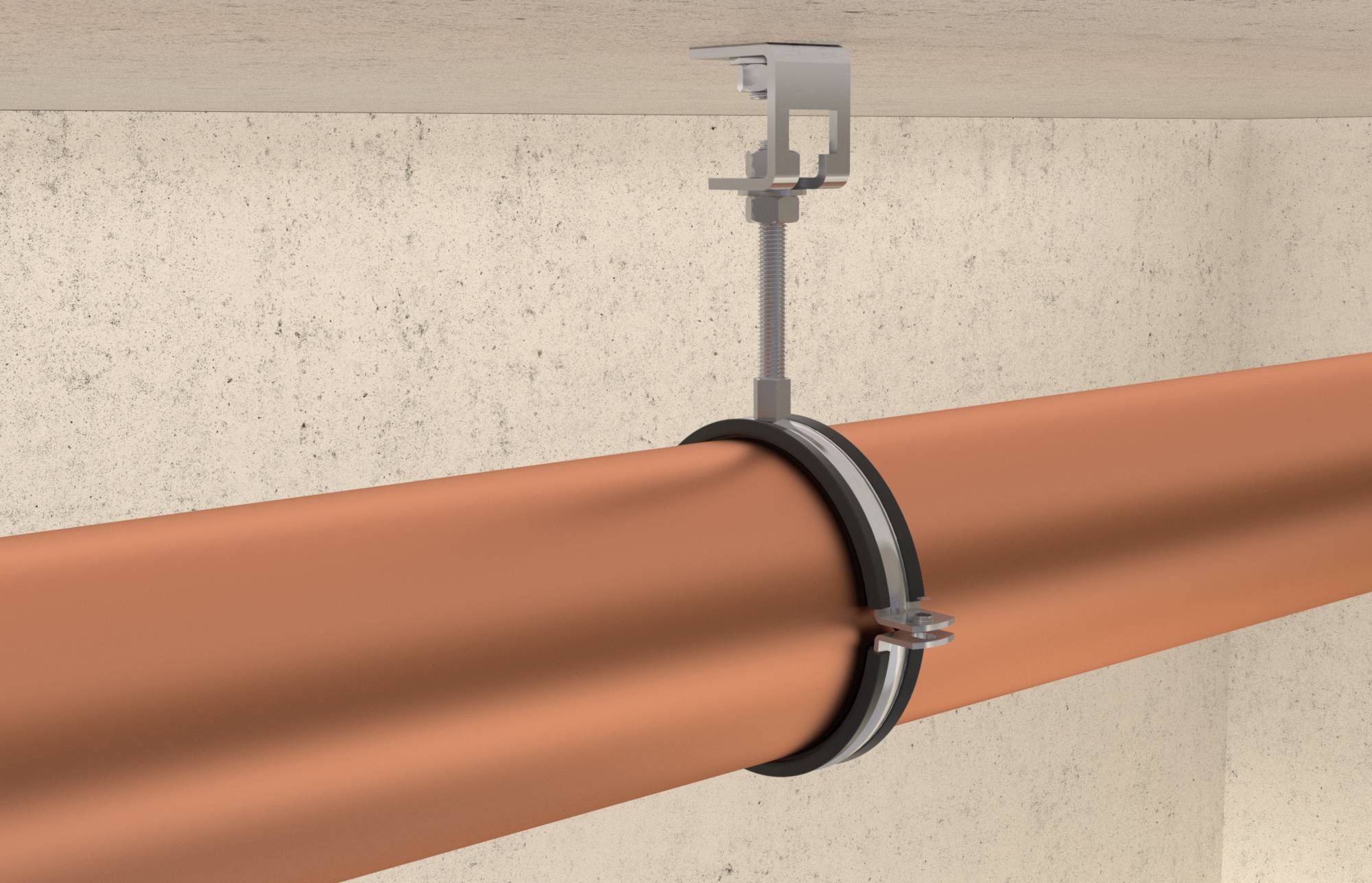 Un tuyau orange est fixé horizontalement sur un mur en béton et maintenu par un collier métallique.