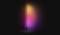 Lampadaire à tige longue et élancée projetant une lumière multicolore en jaune, orange et violet dans une pièce sombre. Design moderne et minimaliste.
