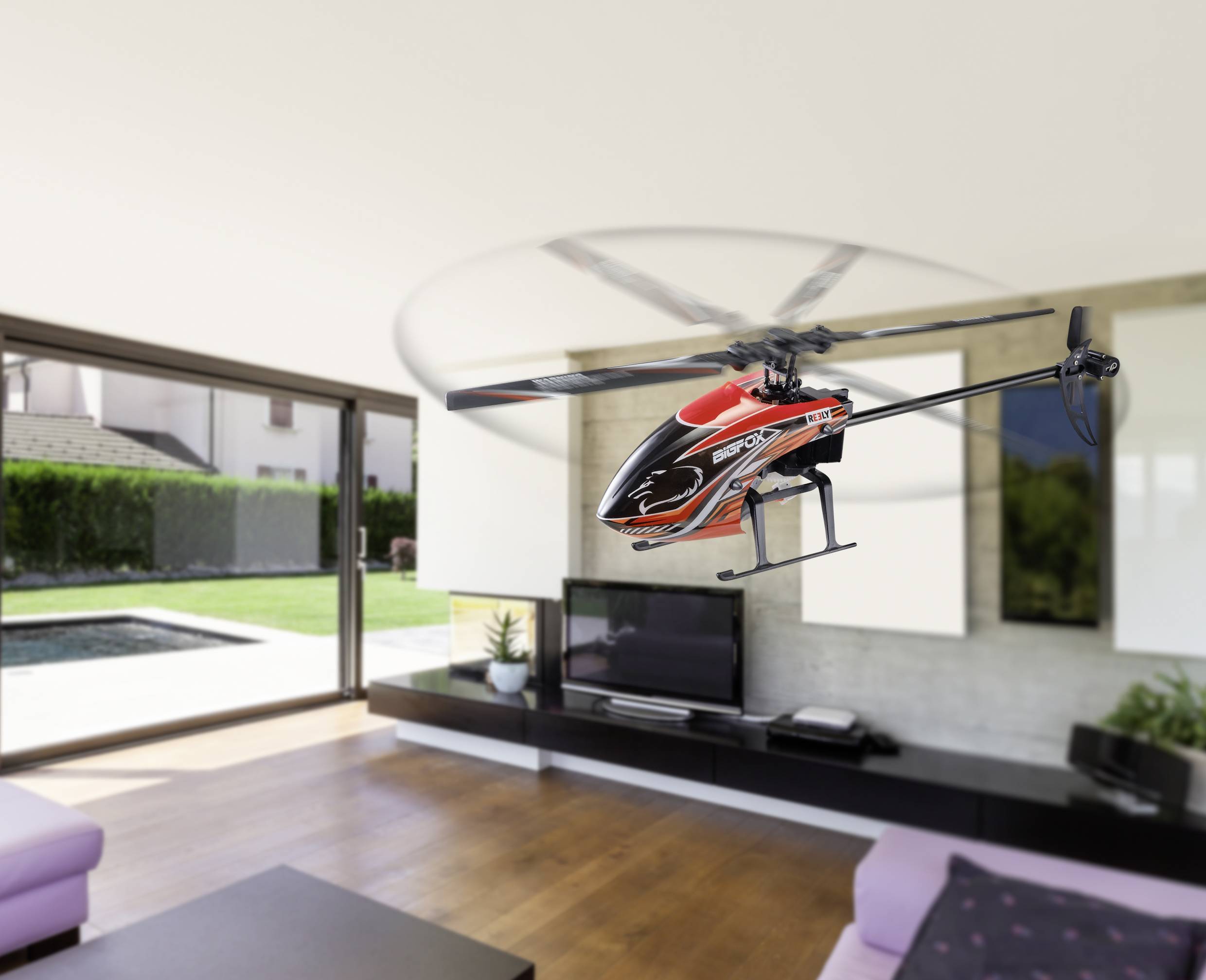 Un hélicoptère télécommandé plane dans un salon moderne. De grandes fenêtres offrent une vue sur un jardin avec une piscine.