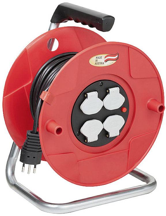 Bobine de câble rouge avec poignée noire, quatre prises électriques et câble raccordé. Étiquette 'Made in Austria'. Posée sur un support métallique.