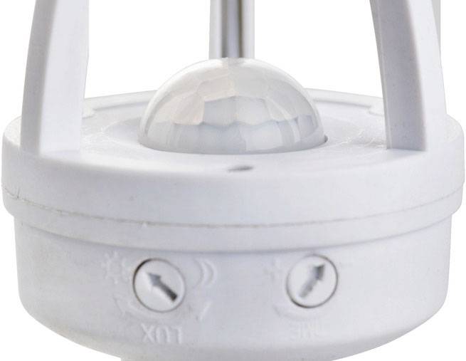 Un détecteur de mouvement blanc pour plafond avec capteur bombé ; il détecte les mouvements et est conçu pour le contrôle automatique de l'éclairage.