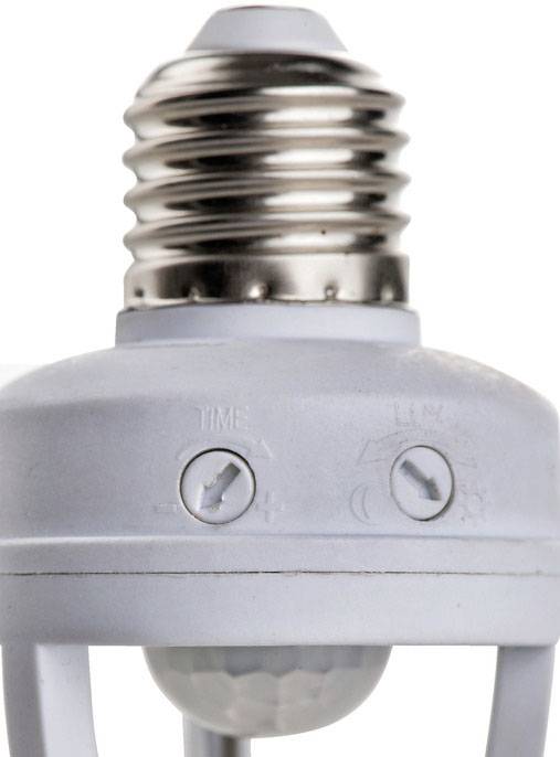 Un support d'ampoule blanc avec des régulateurs de temps et de lumière, un filetage à vis en haut. Un détecteur de mouvement en bas.