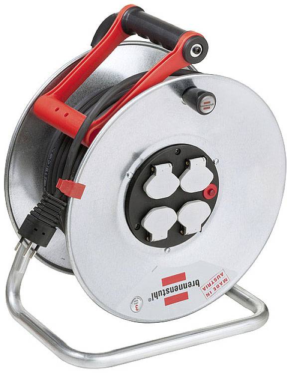 Une bobine de câble argentée avec une poignée rouge et quatre prises électriques. Convient à une utilisation en intérieur. Positionnée verticalement sur un support métallique.