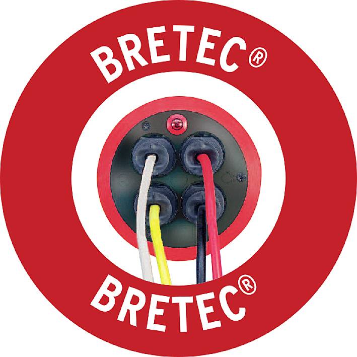 Logo avec l'inscription BRETEC®. Le centre montre quatre connexions de câbles colorés : noir, blanc, jaune, rouge. Arrière-plan rouge.