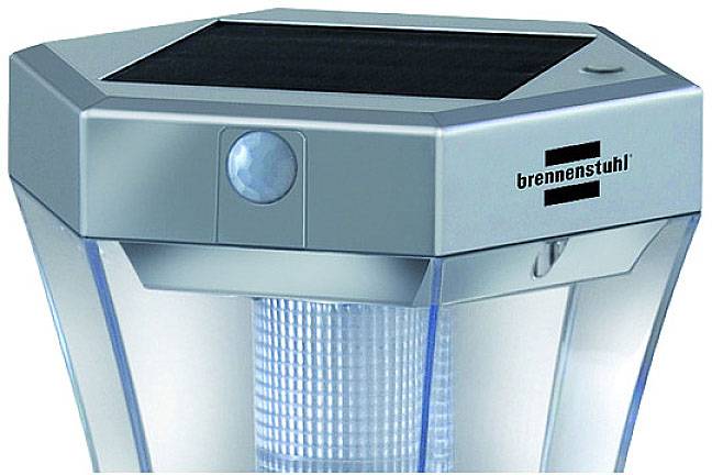 Une lampe solaire argentée, hexagonale, avec détecteur de mouvement intégré et portant l'inscription 'brennenstuhl'.