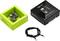 Deux microcontrôleurs Arduino dans des boîtes ouvertes, l'un en vert, l'autre en noir, avec un câble de connexion noir à côté.