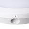 Luminaire de plafond rond et blanc à surface lisse, avec vis de fixation centrale, adapté aux espaces intérieurs modernes.