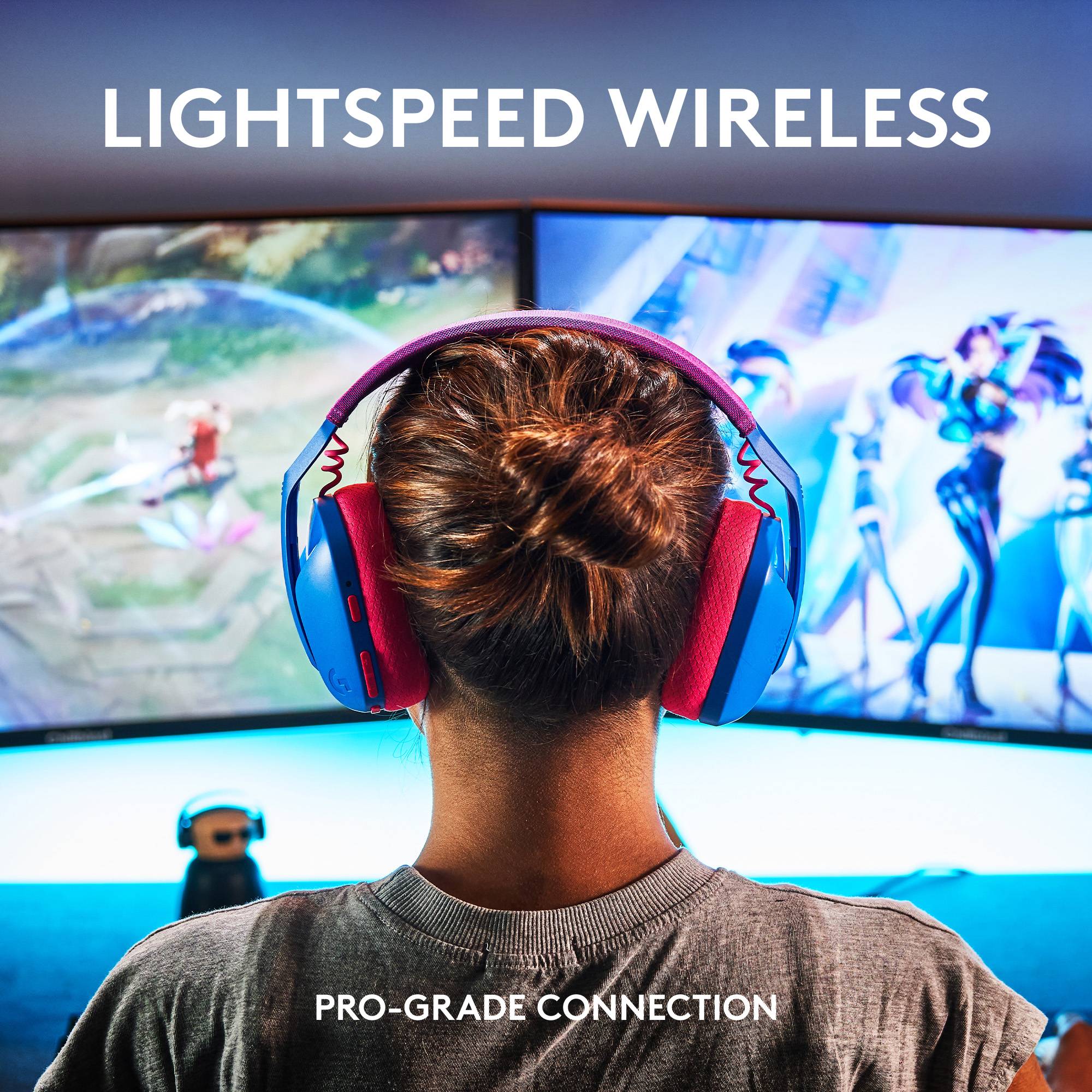Personne avec des écouteurs devant un écran de jeu. Texte dans l'image : 'Technologie Lightspeed sans fil' et 'Connexion de niveau professionnel'.