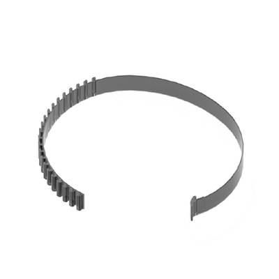 Une courroie en plastique grise semi-circulaire avec des dents légèrement surélevées sur les bords, comme une courroie de distribution.