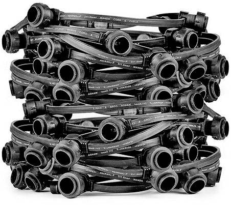 Une pile de câbles noirs avec des connecteurs à leurs extrémités.