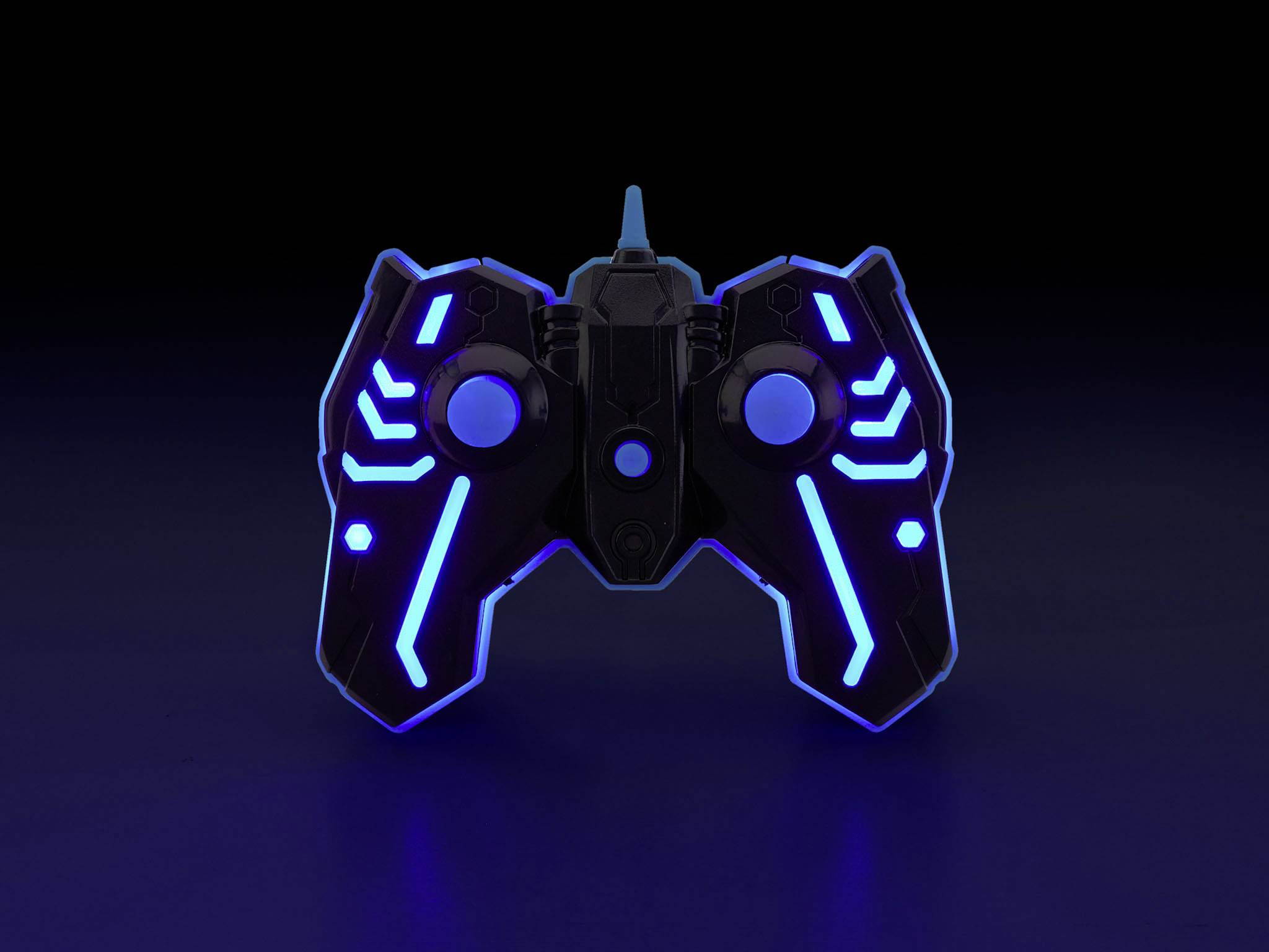 Une manette de jeu noire avec un éclairage LED bleu repose sur une surface lisse et sombre.
