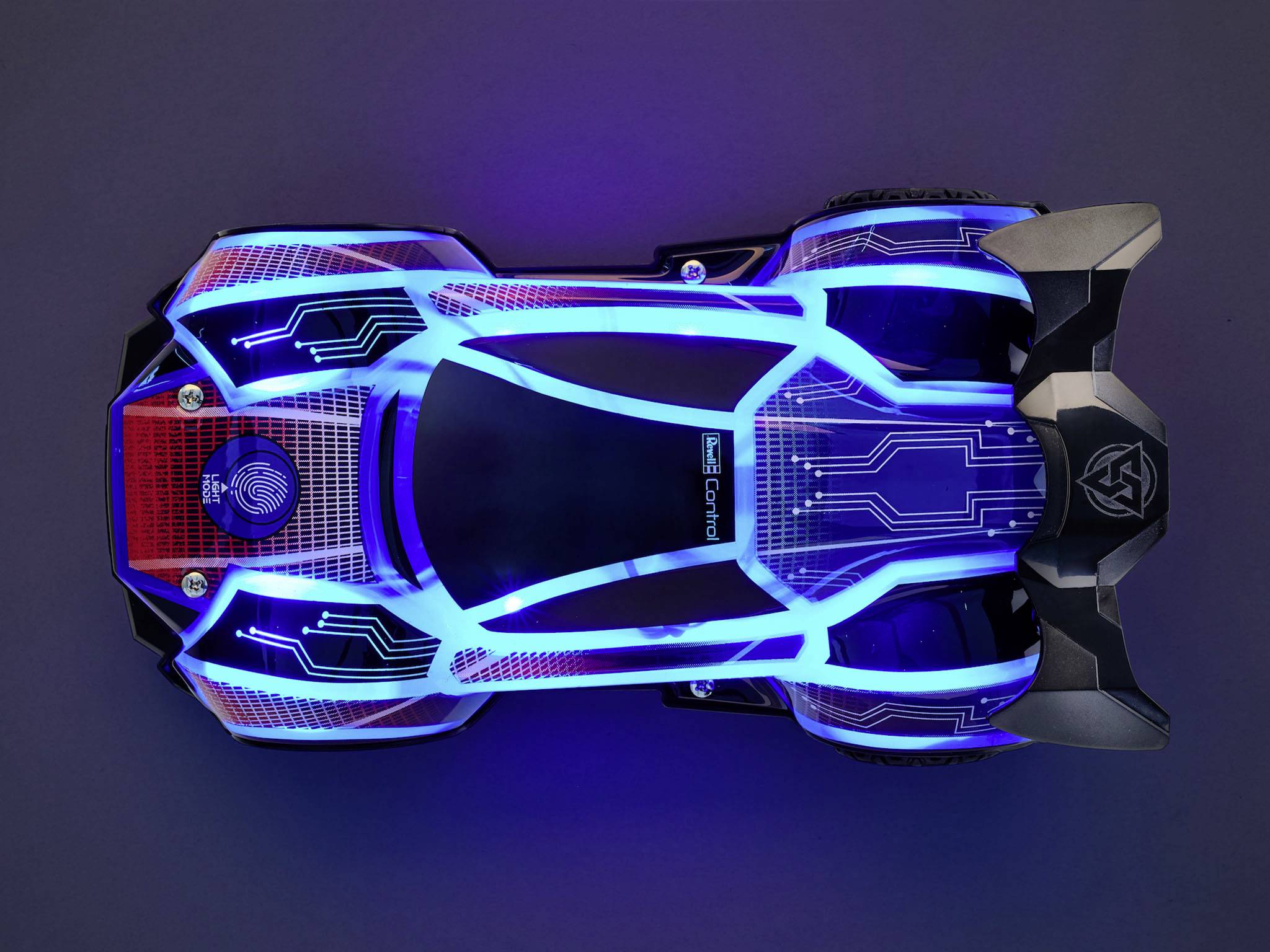 Une voiture miniature avec un éclairage LED bleu et un design futuriste sur un fond gris, vue de dessus.
