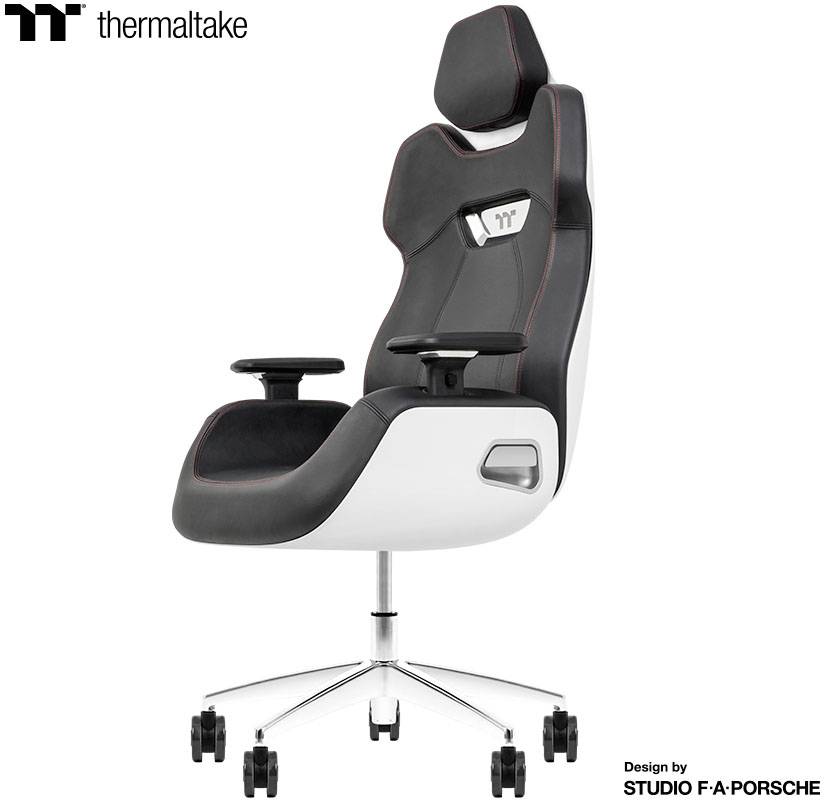 Une chaise de jeu moderne au design ergonomique, avec des coussins noirs et blancs, des accoudoirs réglables et des roulettes sur un pied chromé.