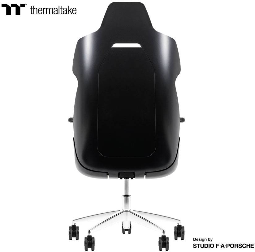 Une chaise de bureau noire ergonomique de Thermaltake, conçue par le Studio F. A. Porsche, avec un pied en acier réglable et des roulettes.
