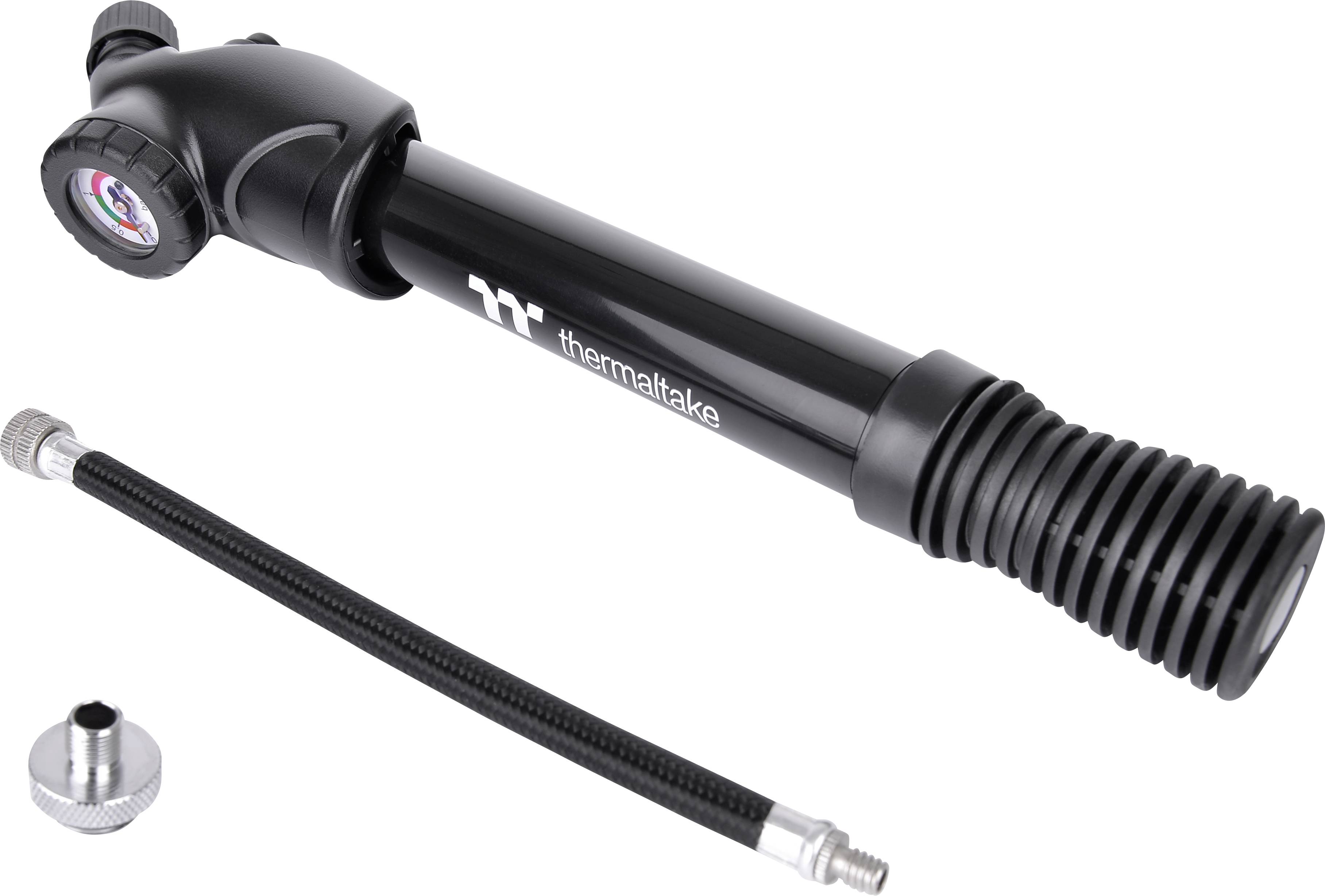 Pompe à main noire avec tuyau flexible et adaptateur de Thermaltake, adaptée aux systèmes de refroidissement liquide pour ordinateurs.