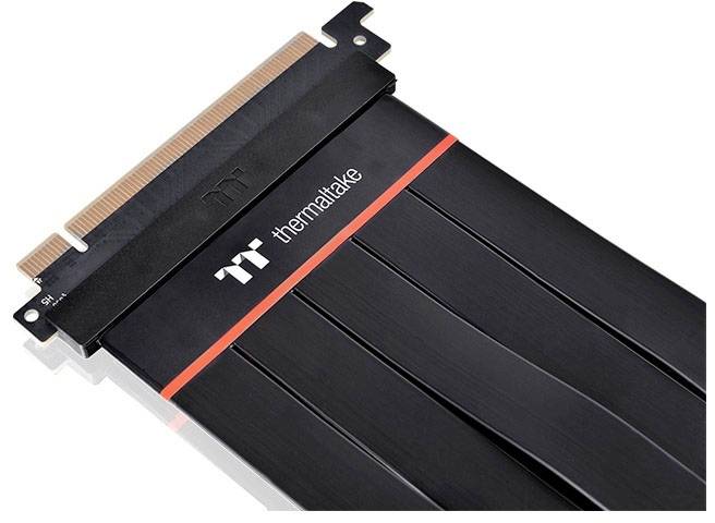 Câble Riser PCIe de Thermaltake en noir avec bande d'accentuation rouge, permettant l'installation verticale des cartes graphiques.