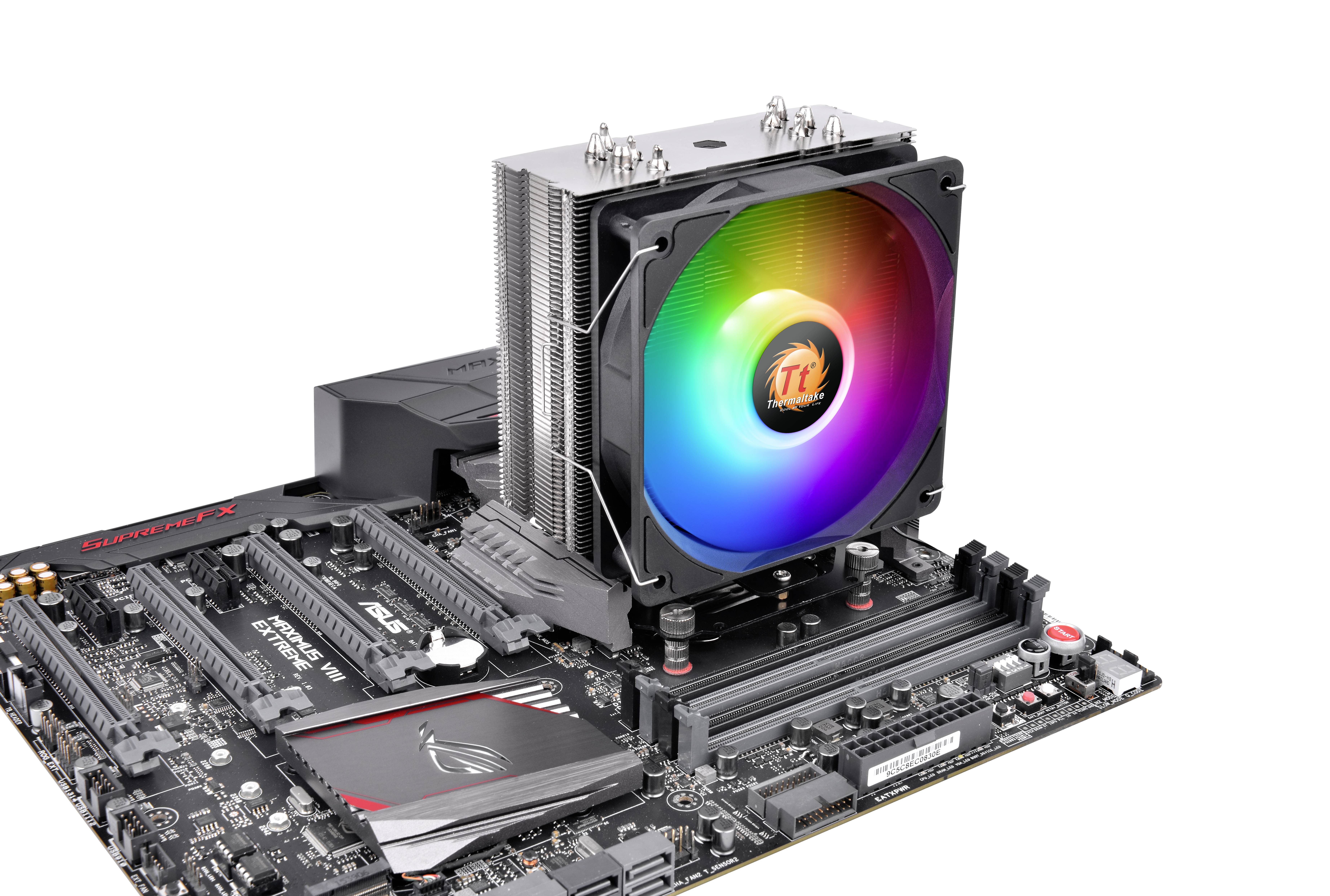 Une carte mère d'ordinateur avec un ventilateur LED à changement de couleur installé sur un dissipateur thermique de processeur.