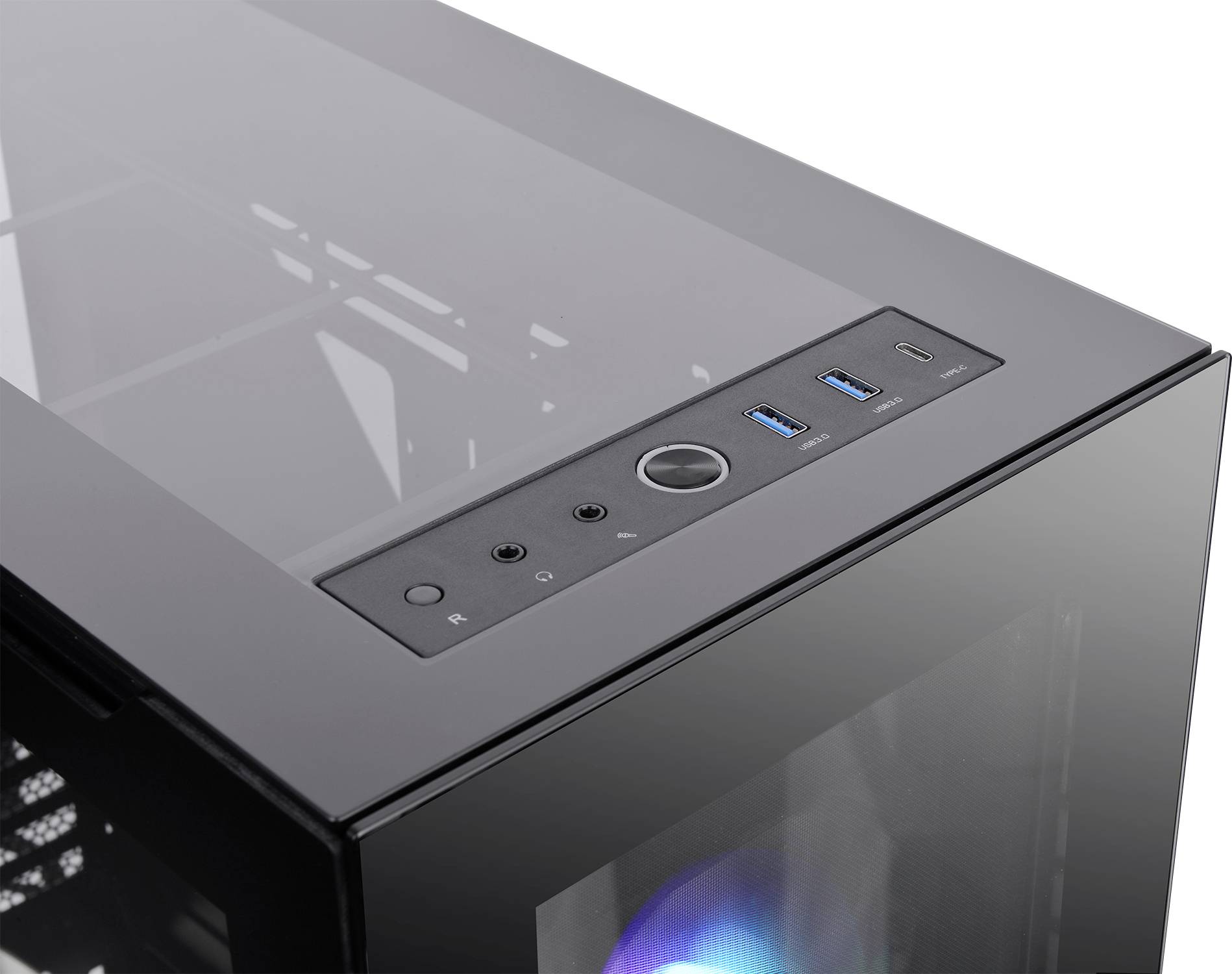 Boîtier d'ordinateur noir avec couvercle en verre et éléments de commande sur le dessus, comprenant un bouton d'alimentation et des ports USB.