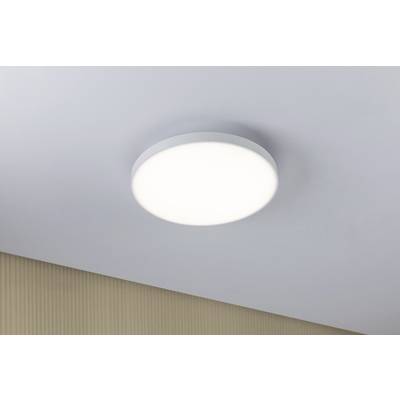 Plafonnier rond blanc, fixé à un plafond gris, qui diffuse une lumière uniforme. En dessous, une partie d'un mur peint en beige est visible.