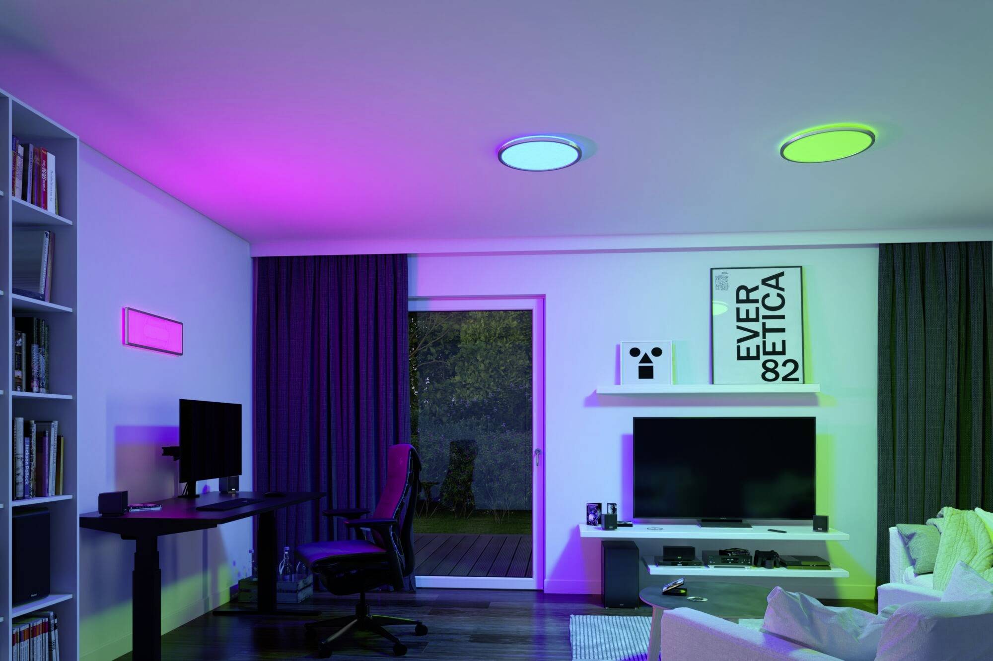 Un salon moderne avec un éclairage LED coloré. Un bureau avec un ordinateur se trouve à gauche, un canapé et un espace télévision à droite. À l'arrière-plan, une fenêtre avec des rideaux.