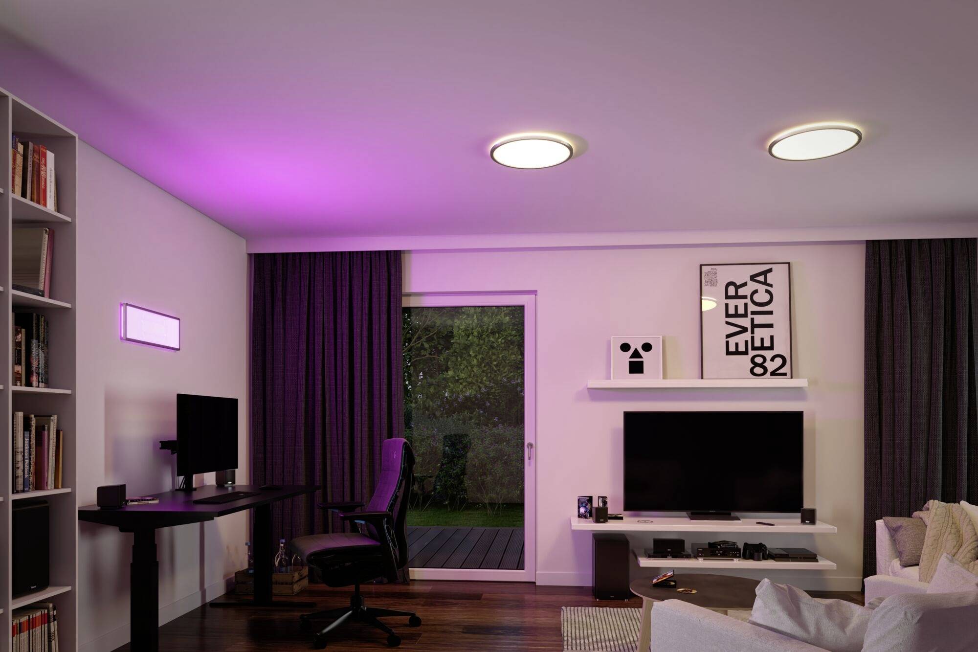 Salon avec un bureau, un ordinateur et un éclairage violet. En arrière-plan, des étagères et une télévision posée sur un buffet.