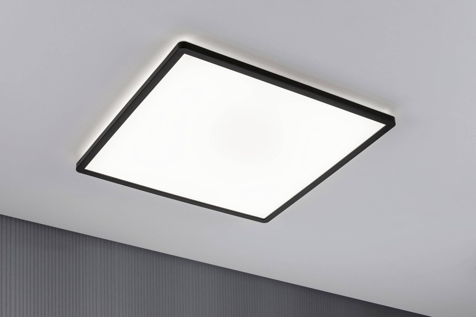Plafonnier LED carré avec cadre noir sur fond gris.