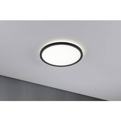 Un plafonnier rond avec un cadre noir qui diffuse une lumière douce dans un espace moderne.
