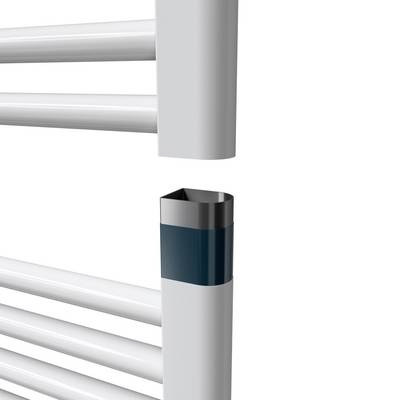 Barres chauffantes horizontales blanches d'un sèche-serviettes. Vue partielle avec un accent bleu sur le côté. Style moderne et minimaliste.