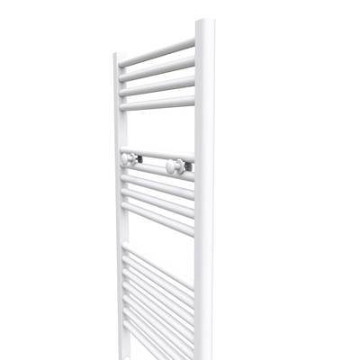 Barre de radiateur blanche à nervures horizontales, adaptée pour une utilisation comme sèche-serviettes dans la salle de bain.