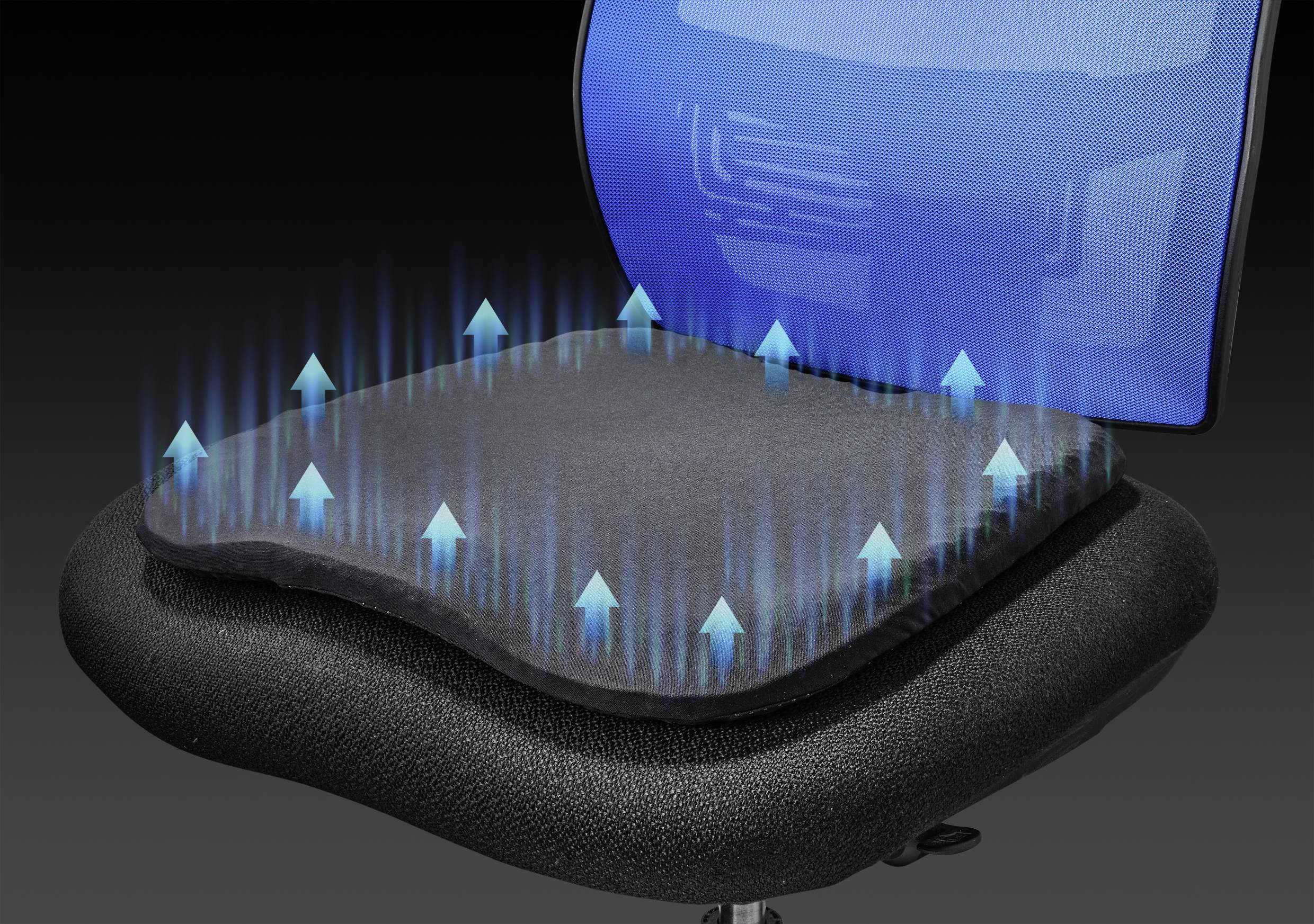 Un coussin ergonomique sur une chaise, avec des flèches bleues pointant vers le haut pour illustrer la circulation d'air et la ventilation, est représenté.