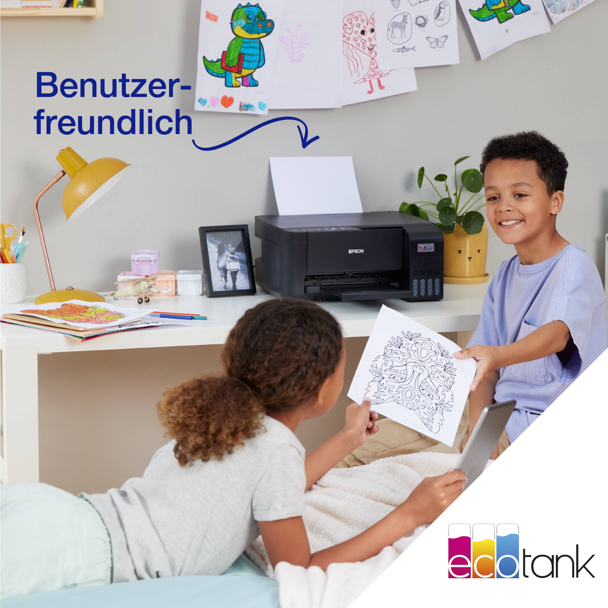 Deux enfants dans une chambre, l'un assis à une table tenant une page imprimée, l'autre allongé sur un lit. Un imprimante est visible en arrière-plan.