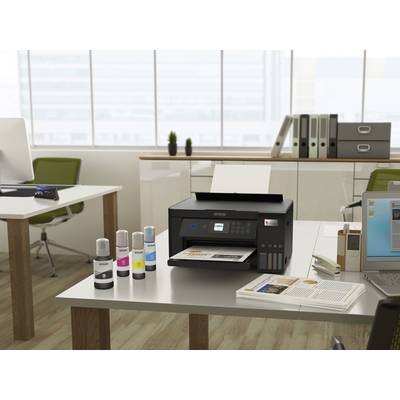 Imprimante sur un bureau dans un bureau moderne avec des documents et des bouteilles d'encre. En arrière-plan, des chaises de bureau, une baie vitrée et des classeurs.