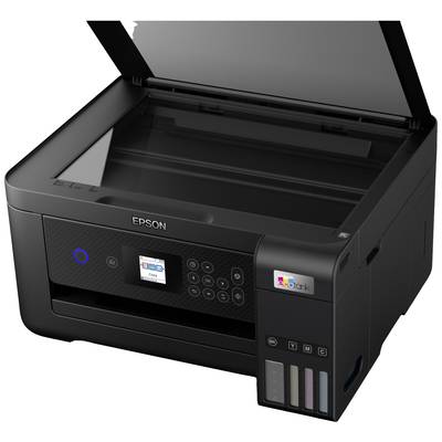 Un imprimante Epson avec le compartiment du scanner ouvert, un panneau de commande éclairé et des réservoirs d'encre colorés sur le côté droit.