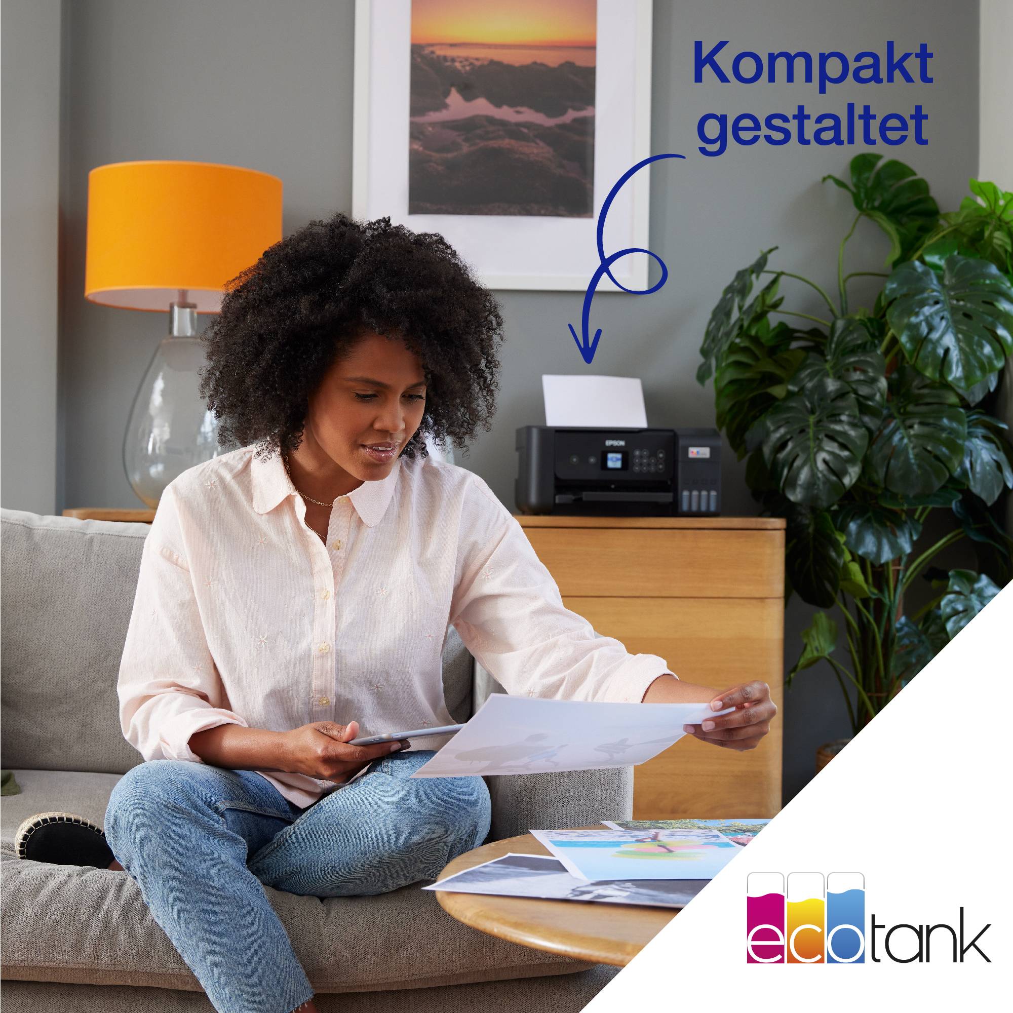 Une femme est assise sur un canapé et vérifie des documents. À l'arrière-plan, une imprimante compacte est posée sur une table, avec une lampe à côté. Sur l'image est écrit 'Compact et bien conçu'.