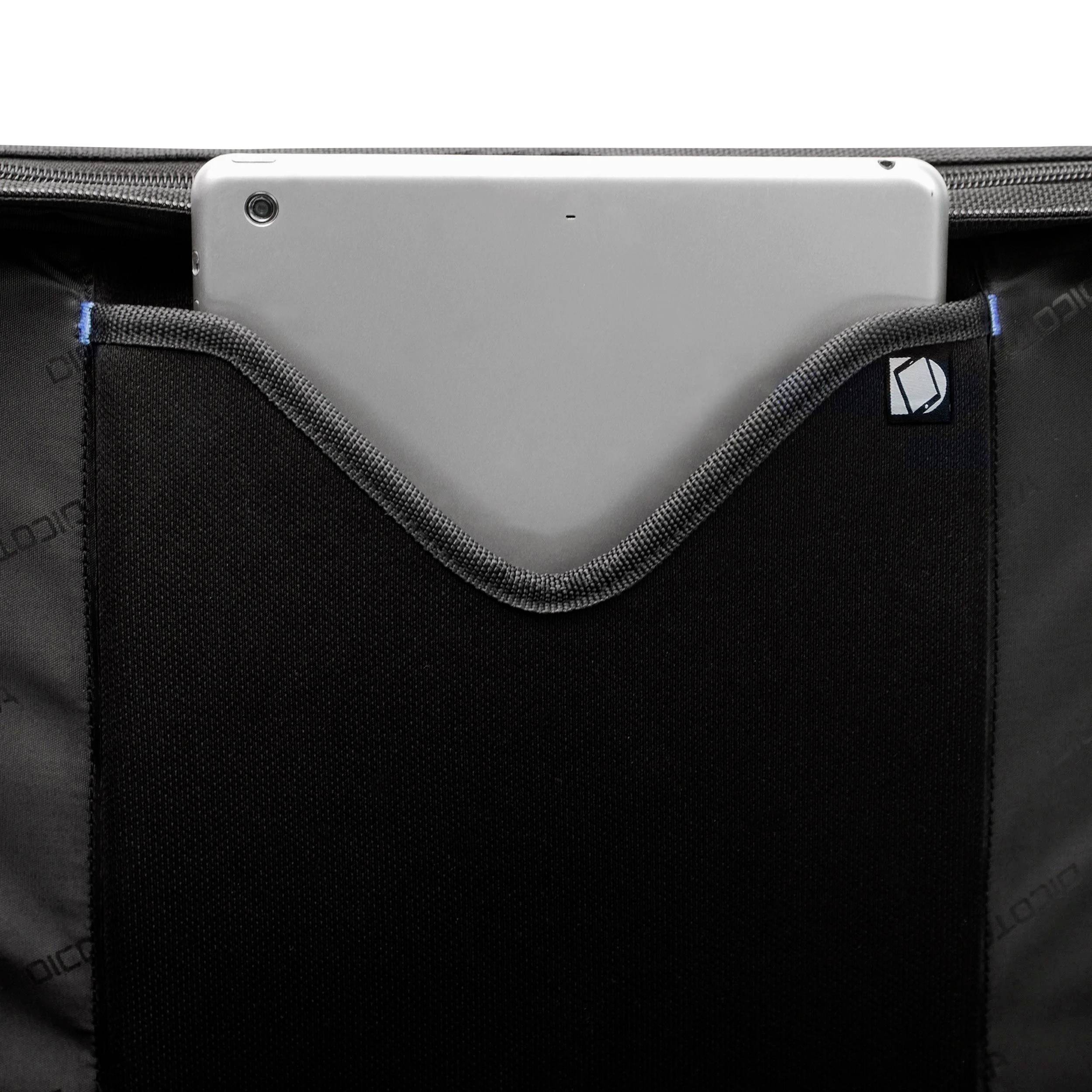 Une tablette est rangée dans un sac noir. Seule la face supérieure de la tablette avec sa grille de haut-parleurs est visible.