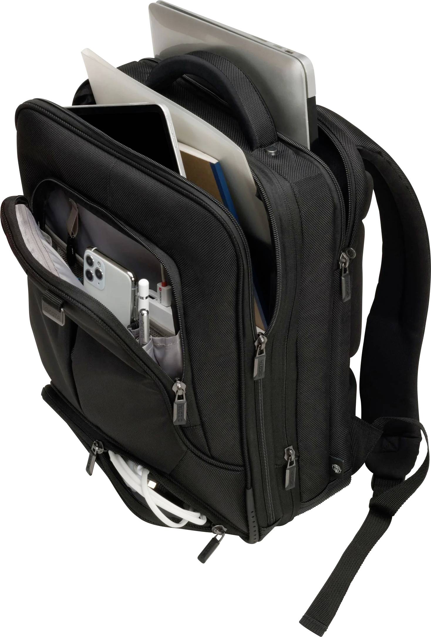 Un sac à dos noir avec plusieurs compartiments, rempli d'un ordinateur portable, d'une tablette, d'un smartphone et de câbles, idéal pour les voyages ou les déplacements quotidiens.