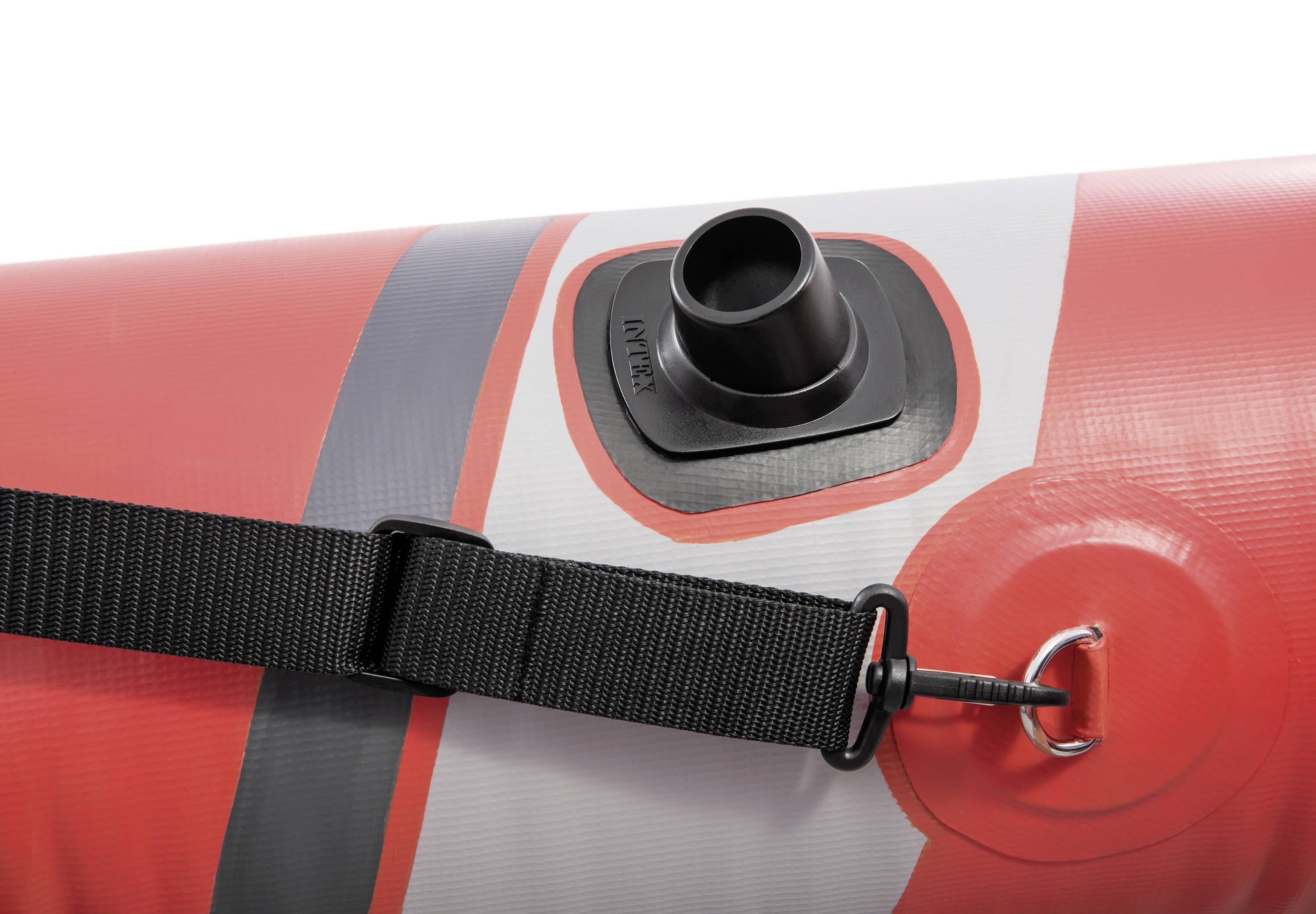 Valve de bateau pneumatique rouge en gros plan avec sangle de fixation noire et anneau en D argenté sur le côté.