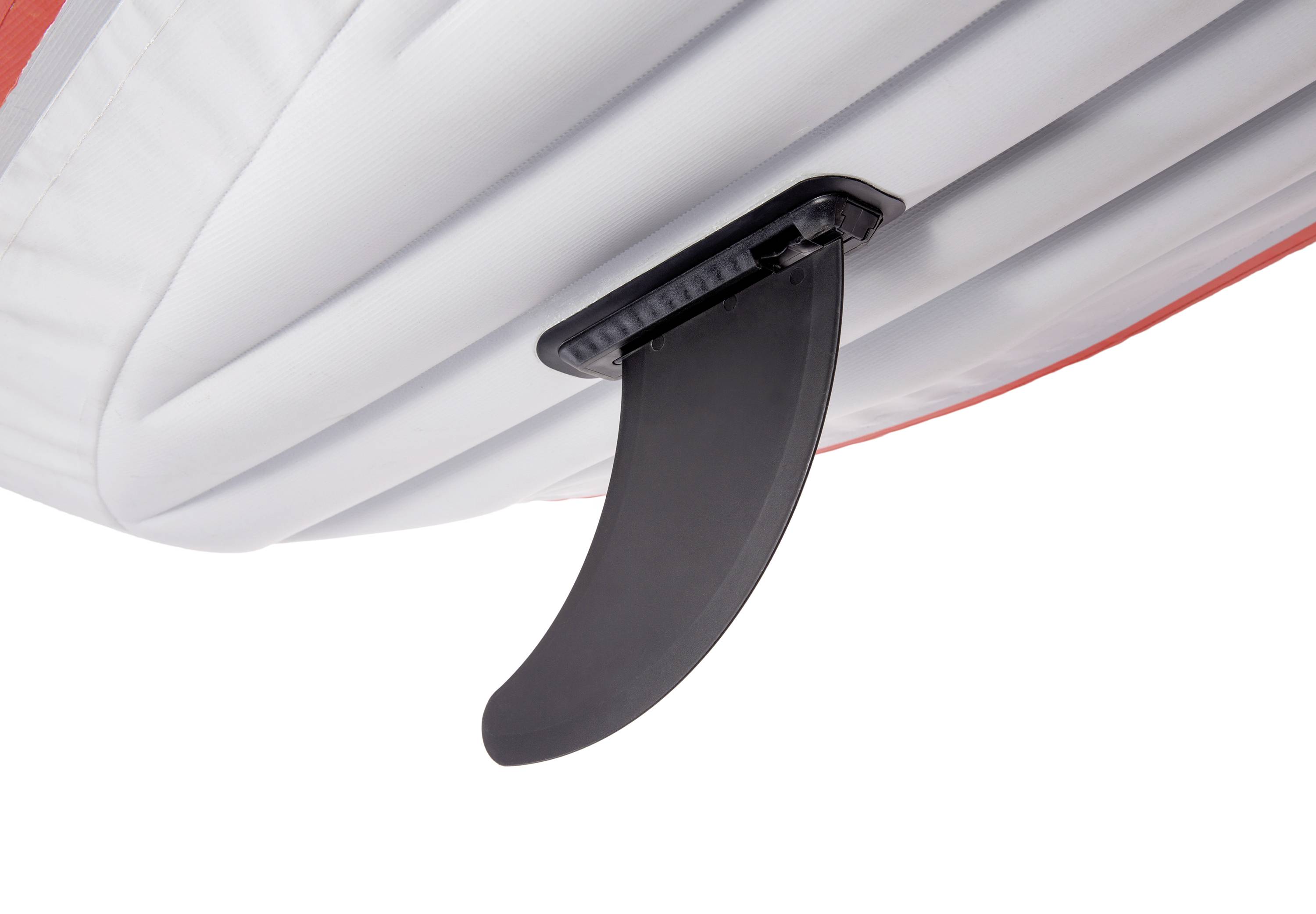 Gros plan d'une planche de surf noire amovible avec une dérive sur un paddle board gris et rouge.