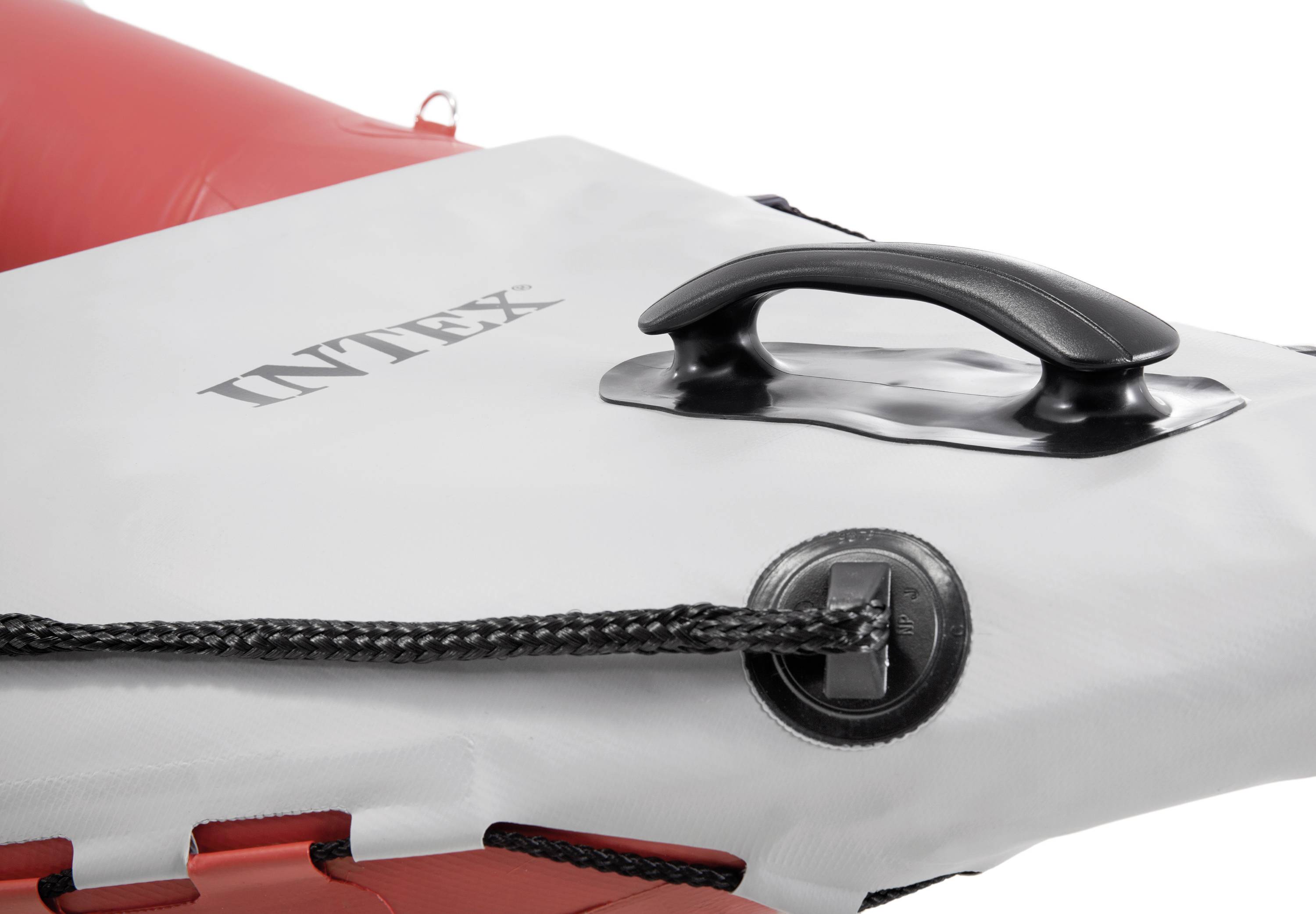 Un véhicule nautique gonflable rouge et blanc avec une poignée noire et une cordelette sur le bord. La marque 'Intex' est visible.
