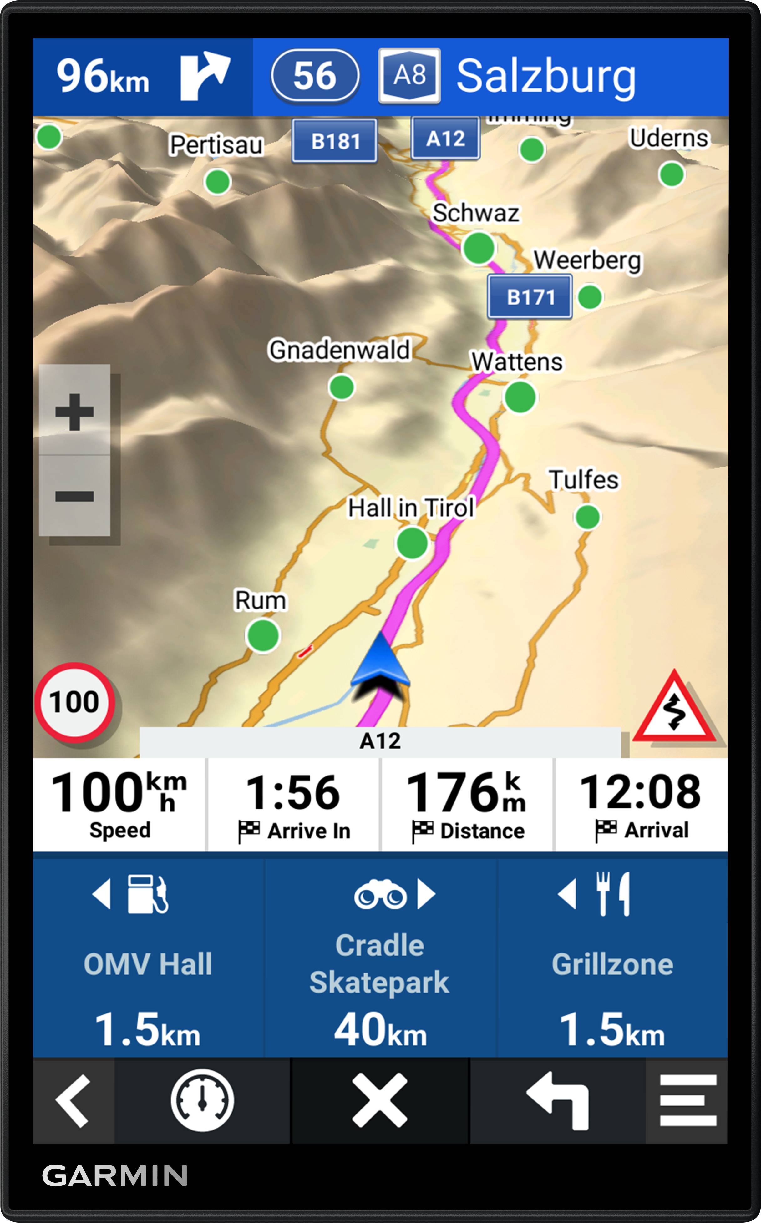 Système de navigation affiche l'itinéraire de Innsbruck à Salzbourg : 96 km restants, arrivée dans 1h56. Vitesse actuelle 100 km/h.
