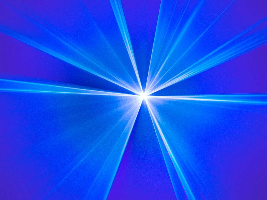 Des motifs de lumière bleue rayonnants convergent vers un point blanc lumineux au centre de l'image.