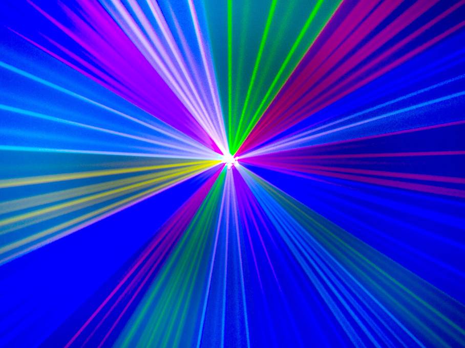 Représentation abstraite de rayons lumineux colorés qui se croisent, partant d'un point central et créant un mouvement dynamique.