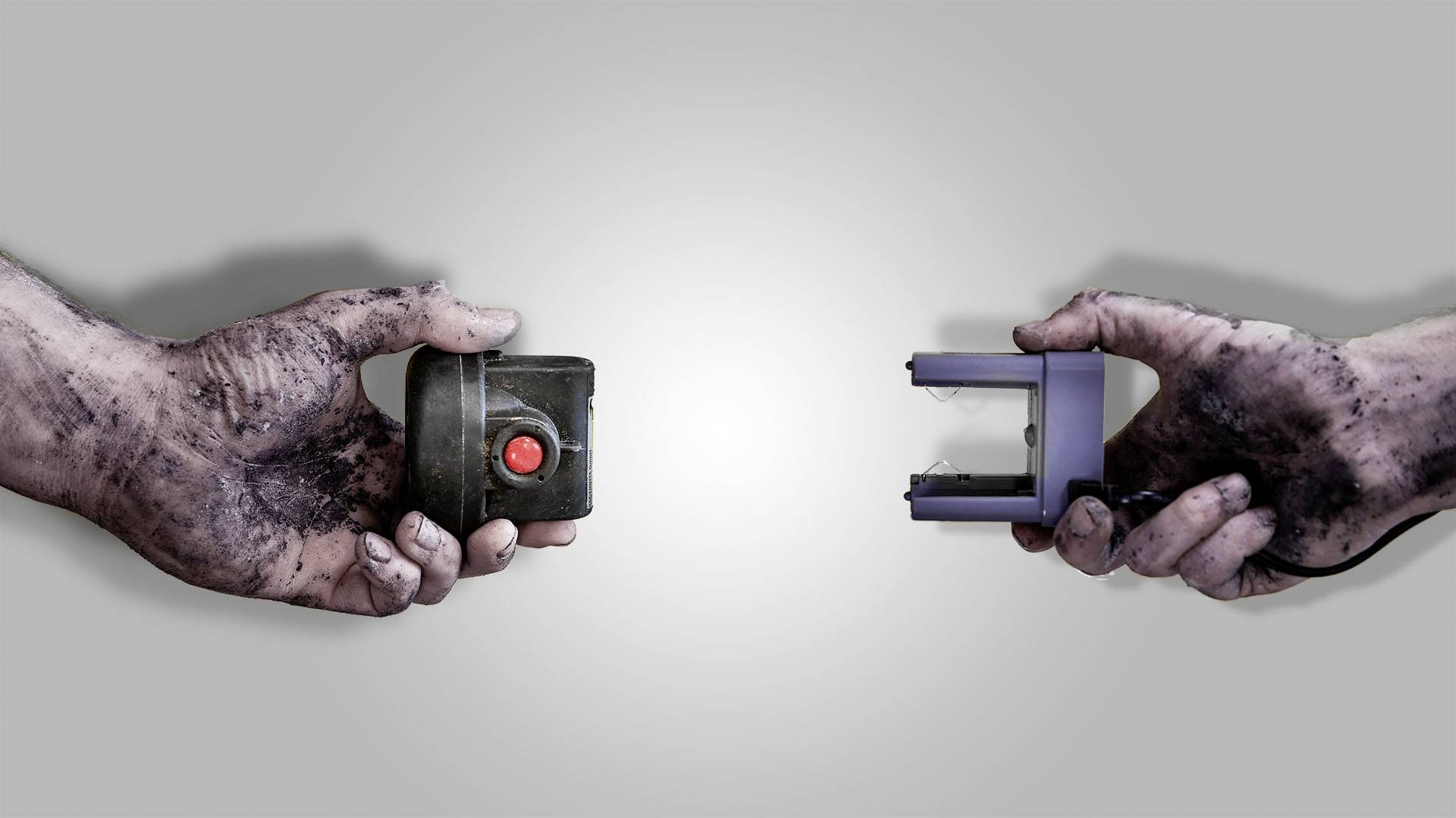 Deux mains sales tiennent un ancien objectif d'appareil photo à gauche et un adaptateur à droite sur un fond gris.