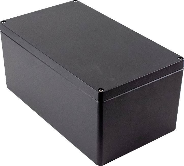 Un boîtier rectangulaire noir avec des vis aux coins. Il pourrait s'agir d'un dispositif technique ou d'un coffret de rangement.
