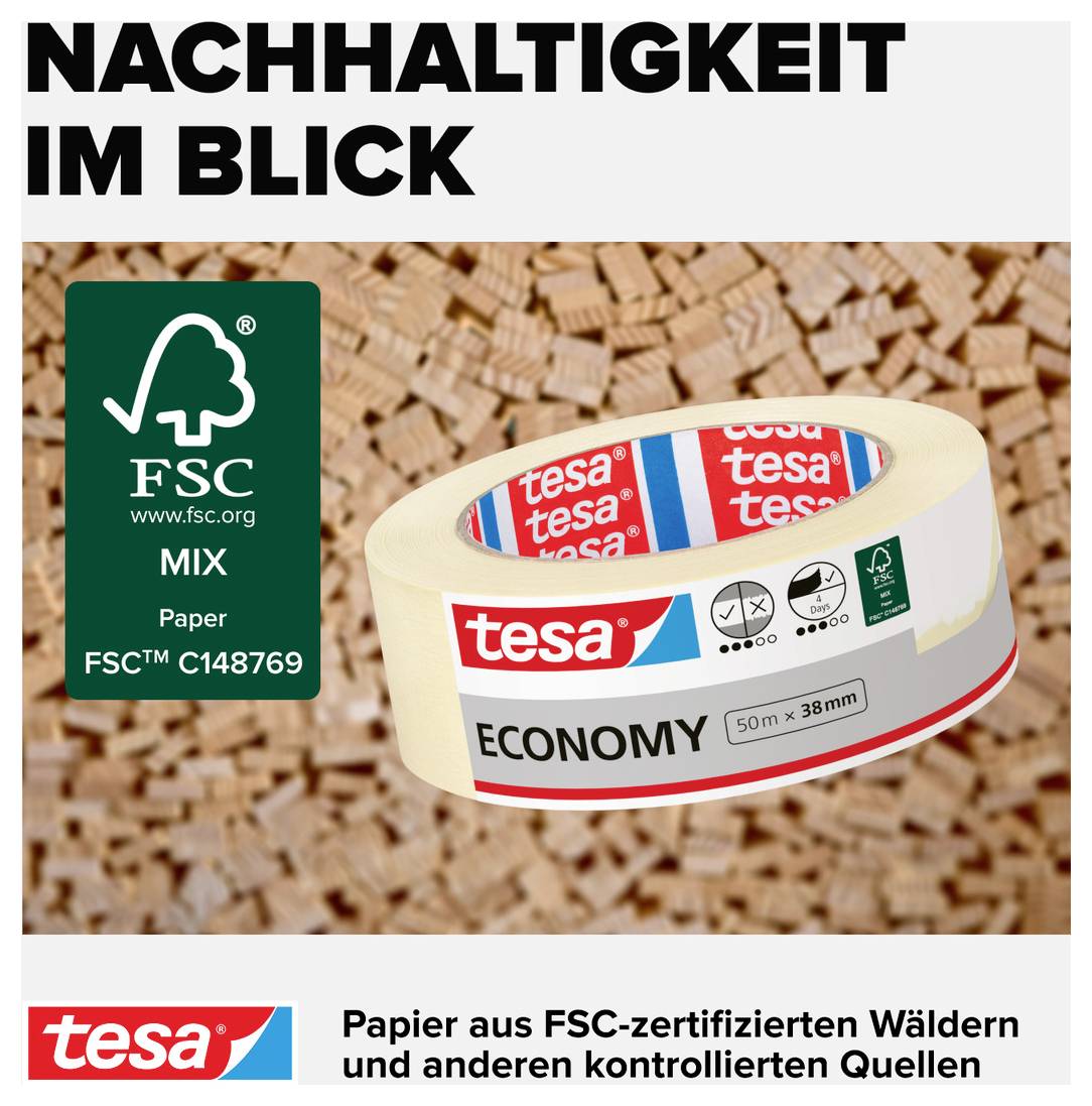 « Regard sur la durabilité » montre un rouleau de Tesa avec un label FSC-Mix devant un arrière-plan composé de morceaux de panneaux de particules, soulignant des matériaux durables.