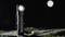 Une lampe de poche noire avec une lumière vive est posée sur un sol rocailleux dans l'obscurité, éclairée d'en haut.