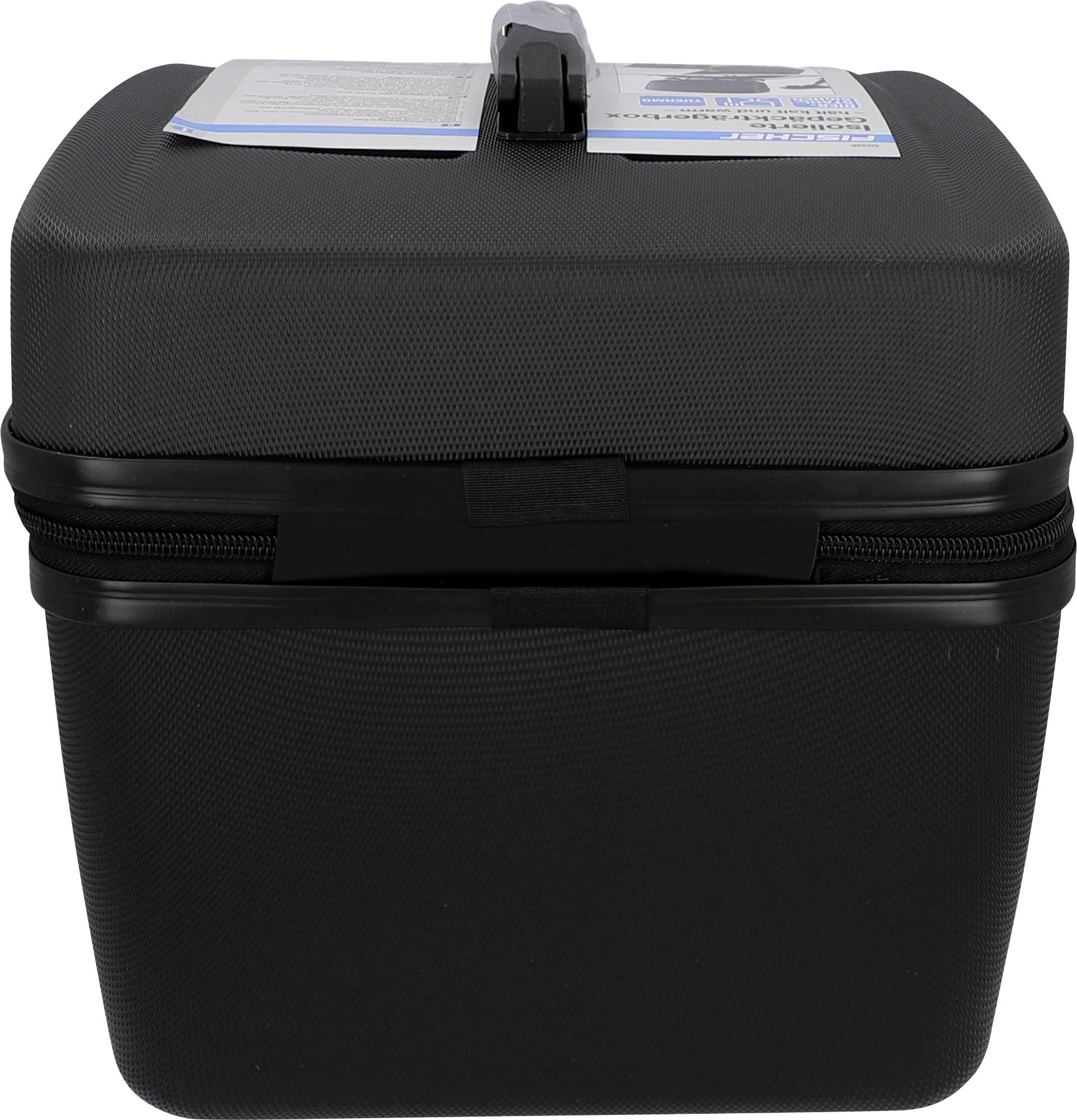 Valise noire, rectangulaire, avec poignée de transport et fermeture éclair, sur laquelle est fixée une fiche d'information en haut.